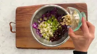 I dag laver vi en sund salat, der bruger de sidste julel&aelig;kkerier &ndash; nem, frisk og hurtig!