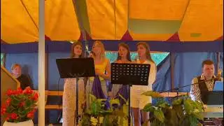 Ukrainan sisaret laulaa Ukrainaksi Hengellisen laulun