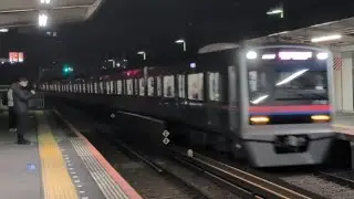 【ジョイント音最高！】京成3000形3041編成が京成本線快速京成上野行きとして京成関屋駅1番線を通過するシーン（2025.12.6.17:18）