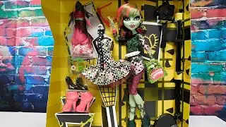 Monster High I ❤️ Venus McFlytrap Doll Exclusive Fashion Playset