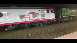 Wieczorny Przejazd Lokomotywy E6Actab 042 oraz  TEM2 284  z węglarkami ERR  na stacji Ostr&oacute;w Wielkop