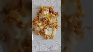 Tagliatelle con crema di melone, salmone, funghi porcini, prosciutto crudo, scamorza e  parmigiano