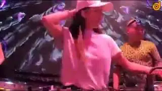 DJ cute girls in club - YUUDO