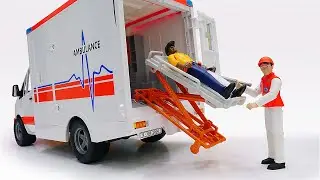 Tanti camion in citta dei giocattoli - la gru, l'ambulanza, i camion dei pompieri e dei rifiuti!