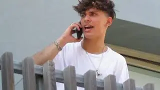 DEDDY  AL BALCONE PARLA AL TELEFONO CON SANGIOVANNI E SCHERZA - RICCIONE