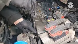 Usuwamy wodospad oleju z pokrywy zaworów.