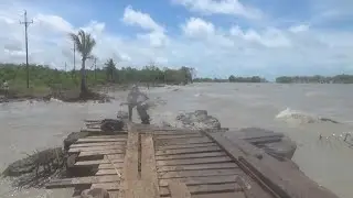 DETIK-DETIK MOTOR NYARIS HANYUT! Nekat Terjang Ombak Ndalir Karena Jembatan Putus #jembatanrusak