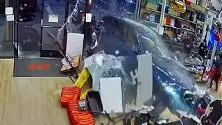 Автомобиль врезался в хозяйственный магазин в Калифорнии, вызвав пожар.