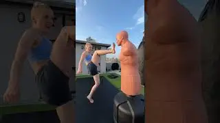 She's throwing push kicks to the face! 😱