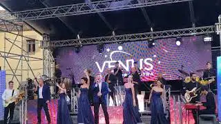 Sweet Caroline de Neil Diamond | Orquestra Venus, agost de 2025 a Olost | 4K