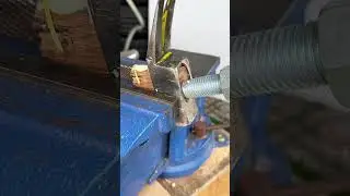 The wedge-free hammer handle design has stunned the world. #woodworking #short