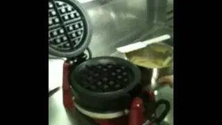 Waffelbacken im Hotel Sassor