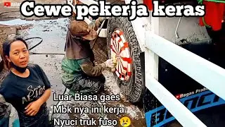 Cuci truk di pelabuhan Semarang|| yang nyuci cewe gaes || salut Buat mbk nya .