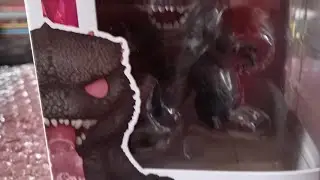 Un boxing de Godzila Rose evoluci&oacute;n Godzilla x kong the neu empire