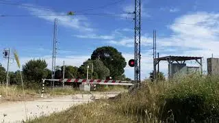 FSE: Crispiano passaggio a livello con casse FS64 e transito di un ATR220-006
