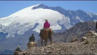Crossing the Andes Mountain Range by horse, Piuquenes pass