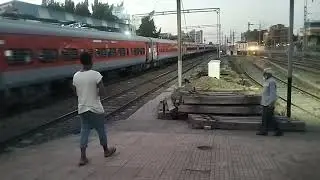 3 offlink locos hauled 3 trains at Vapi, 22989 Mahuva SF, 12010 Shatabdi Exp & 12907 Sampark Kranti.