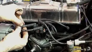 Установка комплекта для технического обслуживания на Triumph Spitfire 1976 года выпуска.