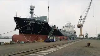 The container ship London Trader - Port of the city of Santos - Brazil