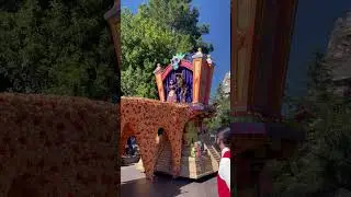 Coco float magic happens parade #shorts #disneyparade  #disneypark #Coco
