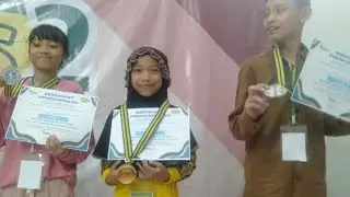 Alhamdulillah mbk ratu juara 3 olimpiade bhs inggris OPLAS 