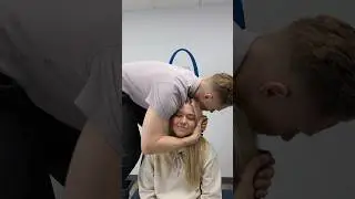 Ее спина ХРУСТЯЩАЯ!