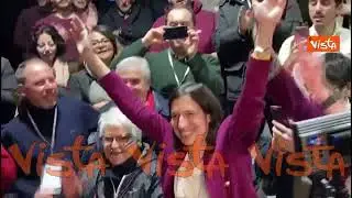 Elly Schlein canta Bella Ciao dopo la vittoria alle primarie del PD