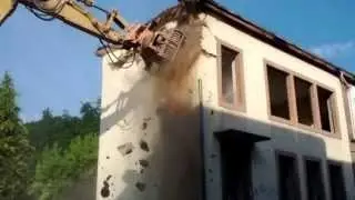 Démolition d'un bâtiment à la pelle mécanique