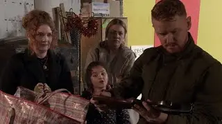 Fizz Adds A Gun To Gary&rsquo;s Inventory - Coronation Street
