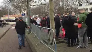 Uur in de rij voor de bollen van Nico in Schiedam