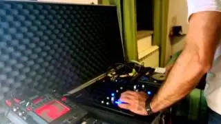 Dj Dave in action - Mixing with Kaoss Pad 3 (Kp3) - Mixando col Kaoss Pad 3 (Kp3)