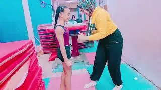 تحدي الضرب لتقويه عضلات البطن  💪💪😂
