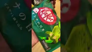 Asmr KITKAT MATCHA JAPAN 🇯🇵 #chocolate #matcha #kitkat #delicious #satisfying #shorts