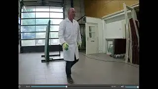 De kantelbare glastafel