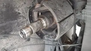 Hyundai Bus Brakes Need To Be Changed // handi bas barik chinj karni hay