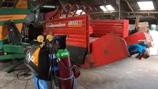 Welding and some maintenance on the feeding wagon