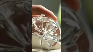 This is how you cut glass with a knife 🤯 Wait for it... #glass #knife #oddlysatisfying  #avocado