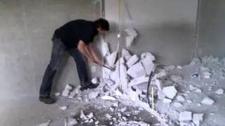 Bouwvakker bob aan het slopen...