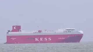 Autotransportschip MS Thames Highway na brand op sleep terug naar haven van Emden