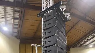 Como se controla el volumen en  un line array