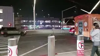 Đang chờ xe shuttle tại khu đưa đ&oacute;n tại S&acirc;n bay Los Angeles, California, Hoa Kỳ