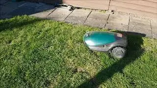 Robomow RC 312 GSM vinglar vid hemg&aring;endet.