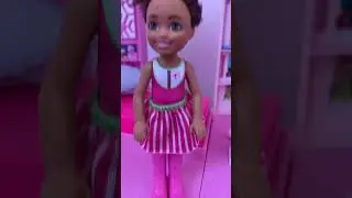 A Chelsea pegando a bota da Barbie! #barbie #barbiedreamhouse