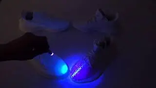 YEEZY BOOST 350 V2 CREAM WHITE/TRIPLE WHITE - Real Vs. Fake (UV LIGHT TESTING)