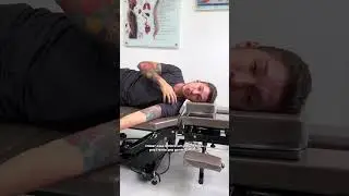 Como dormir de lado sem machucar o ombro