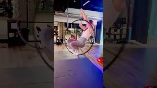 Lyra flow with the top bar #lyra #aerialflow #dancer #dance