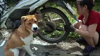 Talented girl repairs and replaces a badly damaged motorbike chain on the road in 40&deg;C heat