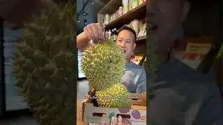 Thai Chef Claims She Can Make Anyone Love Durian (Durian Roti by Pii Nong Thai)