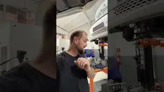 El&eacute;tricos: Olha a&iacute; o conte&uacute;do nascendo no ch&atilde;o da oficina.