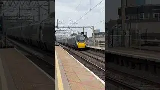 390200 (390016) sprints through Watford Junction